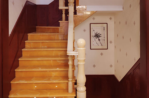 鄞州中式别墅室内汉白玉石楼梯的定制安装装饰效果
